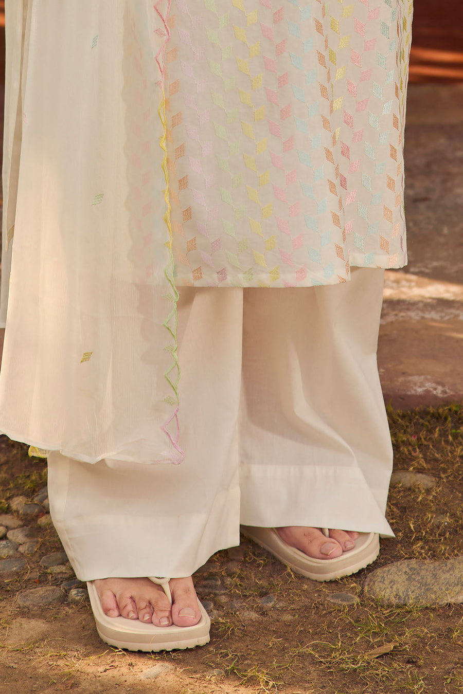 Gul Ahmed Tribute to Mothers Embroidered Lawn Unstitched 3Pc Suit PM-62032
