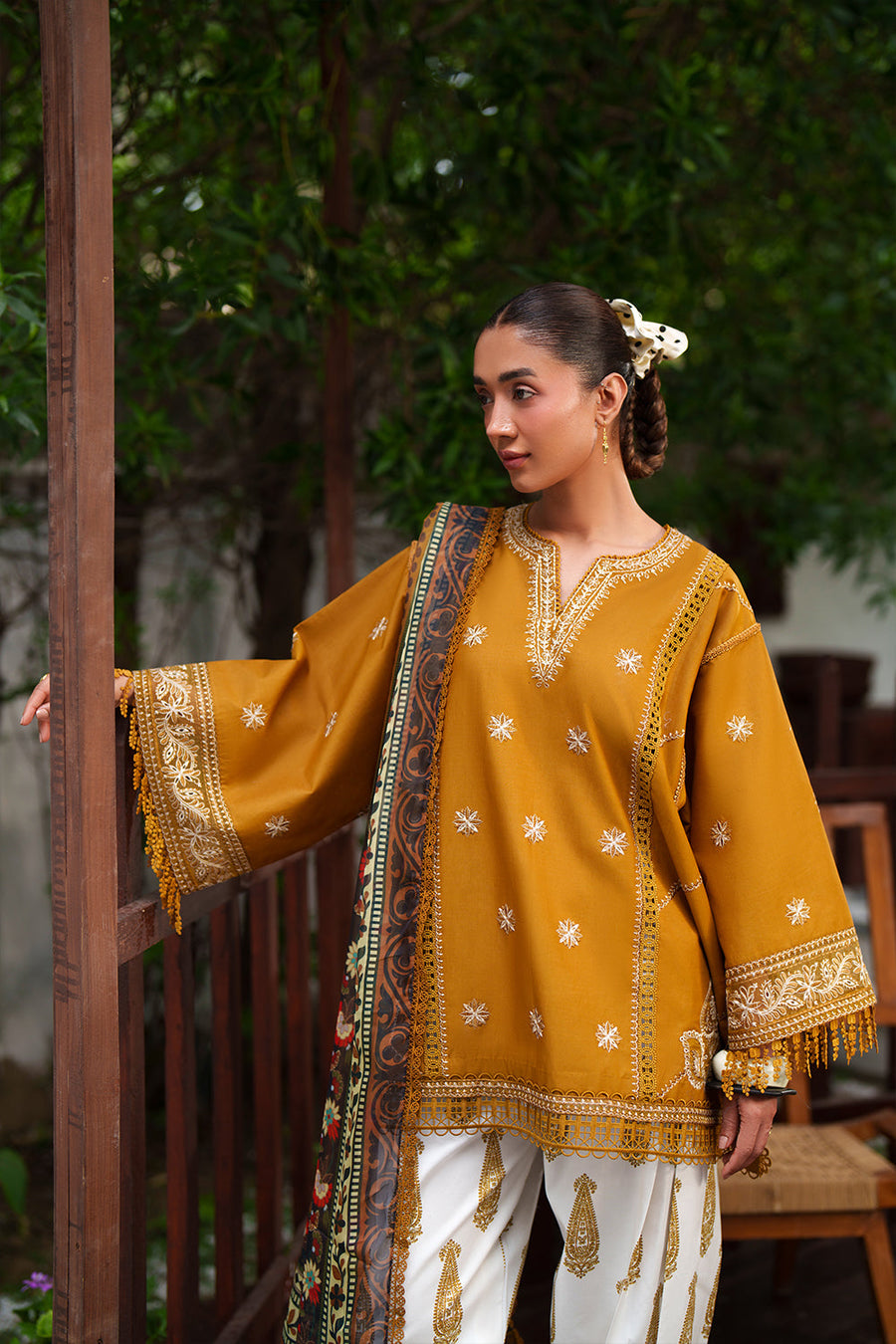 Saira Rizwan Laanem Embroidered Lawn Unstitched 3Pc Suit SRL26-04B ZOYA
