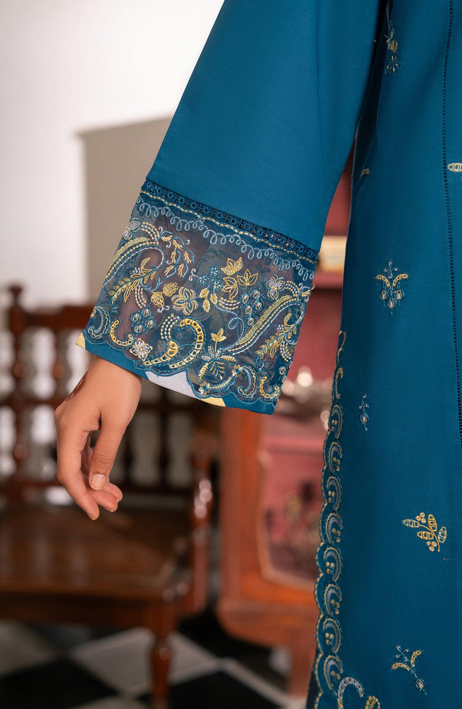 Seran Lamhay Embroidered Lawn Unstitched 3Pc Suit D-02 SAHAR