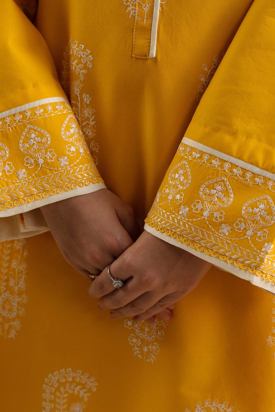 Coco by Zara Shahjahan Embroidered Lawn Unstitched 3Pc Suit D-04A DIARA