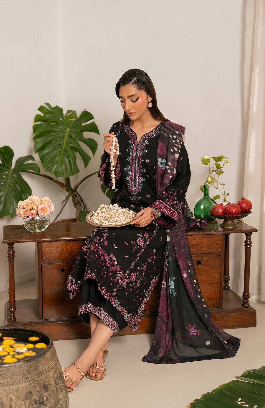 Seran Lamhay Embroidered Lawn Unstitched 3Pc Suit D-01 ZAHR