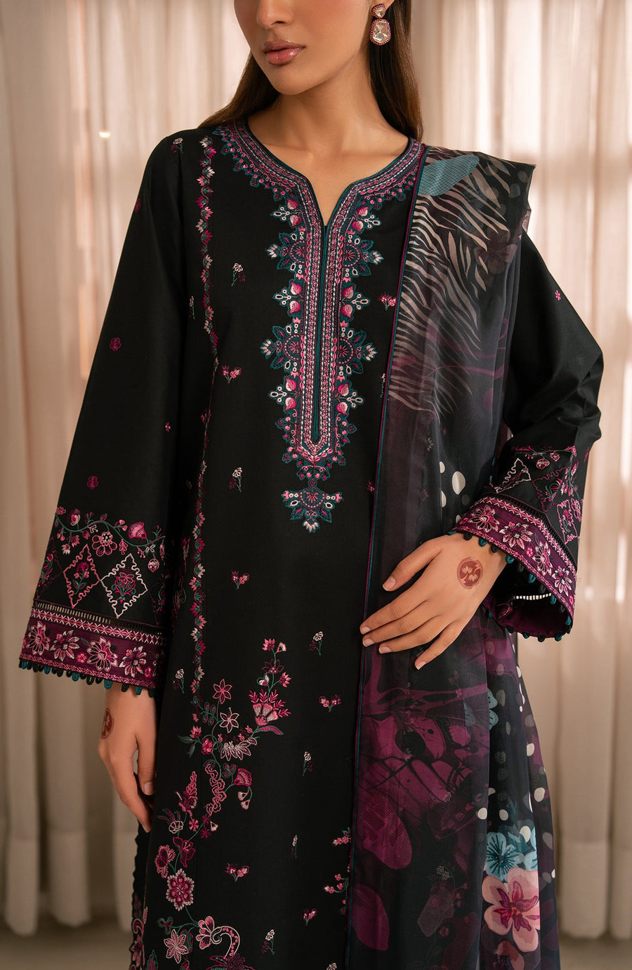 Seran Lamhay Embroidered Lawn Unstitched 3Pc Suit D-01 ZAHR