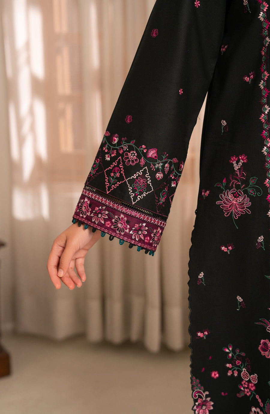 Seran Lamhay Embroidered Lawn Unstitched 3Pc Suit D-01 ZAHR