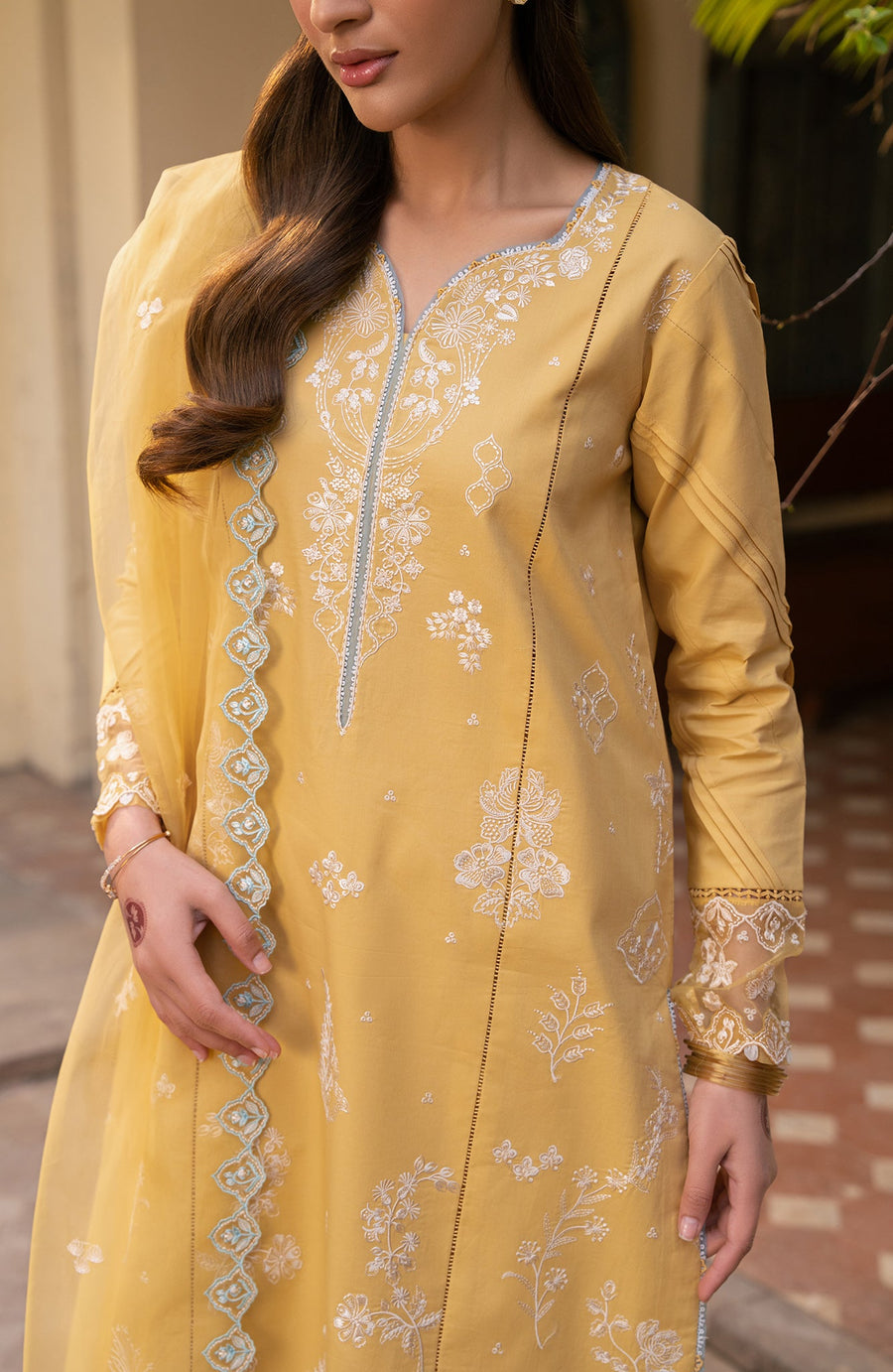 Seran Lamhay Embroidered Lawn Unstitched 3Pc Suit D-09 ZIRA