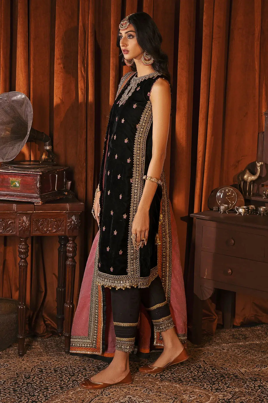 Motifz Grand Velou Embroidered Velvet Unstitched 3Pc Suit 3170-UMME-HAYYAL