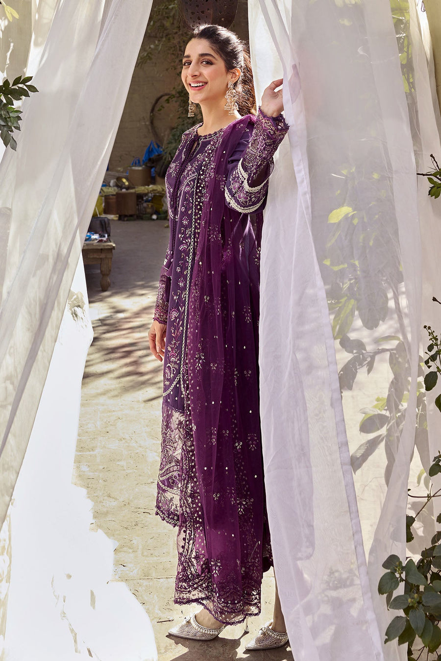 Motifz Nayaab Premium Embroidered Lawn Unstitched 3Pc Suit 4044-ZOHREH