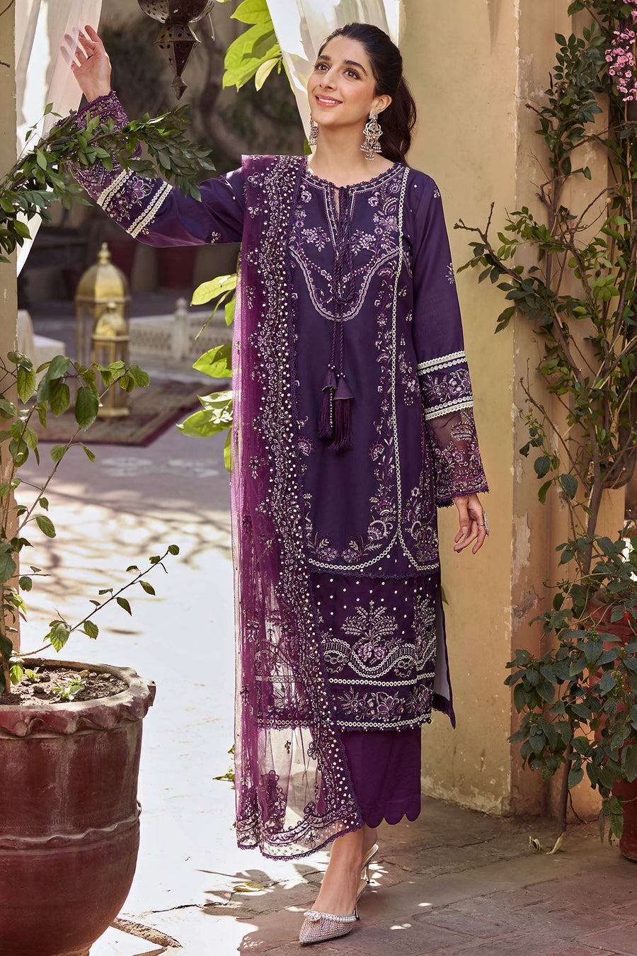 Motifz Nayaab Premium Embroidered Lawn Unstitched 3Pc Suit 4044-ZOHREH