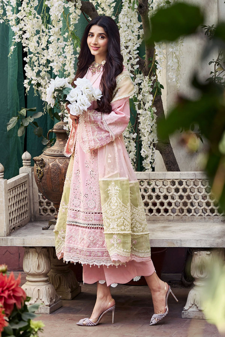 Motifz Nayaab Premium Embroidered Lawn Unstitched 3Pc Suit 4045-ZILLE