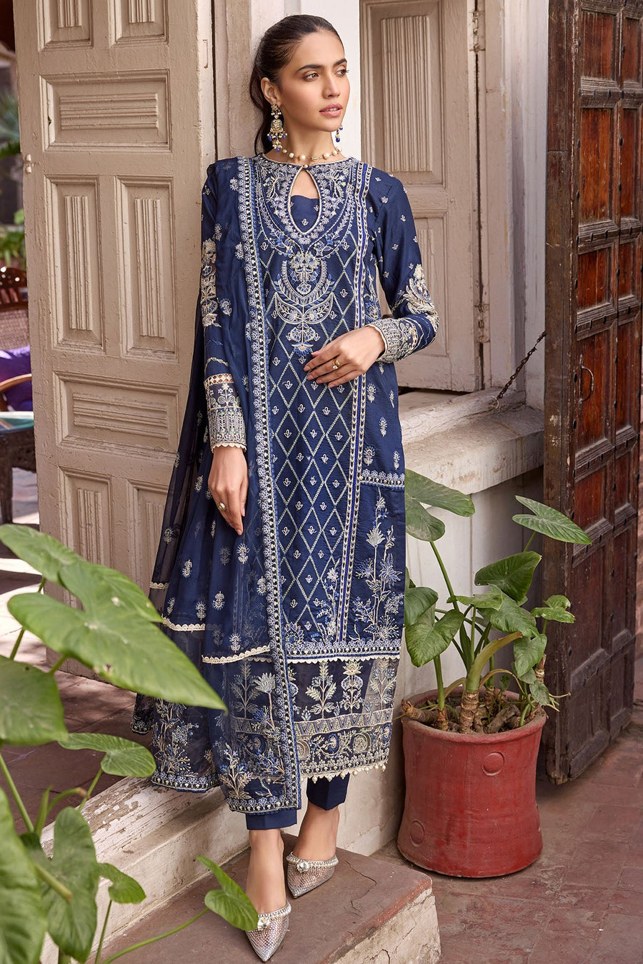 Motifz Nayaab Premium Embroidered Lawn Unstitched 3Pc Suit 4054-LIVIA