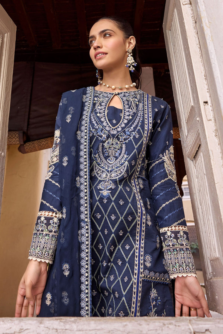 Motifz Nayaab Premium Embroidered Lawn Unstitched 3Pc Suit 4054-LIVIA