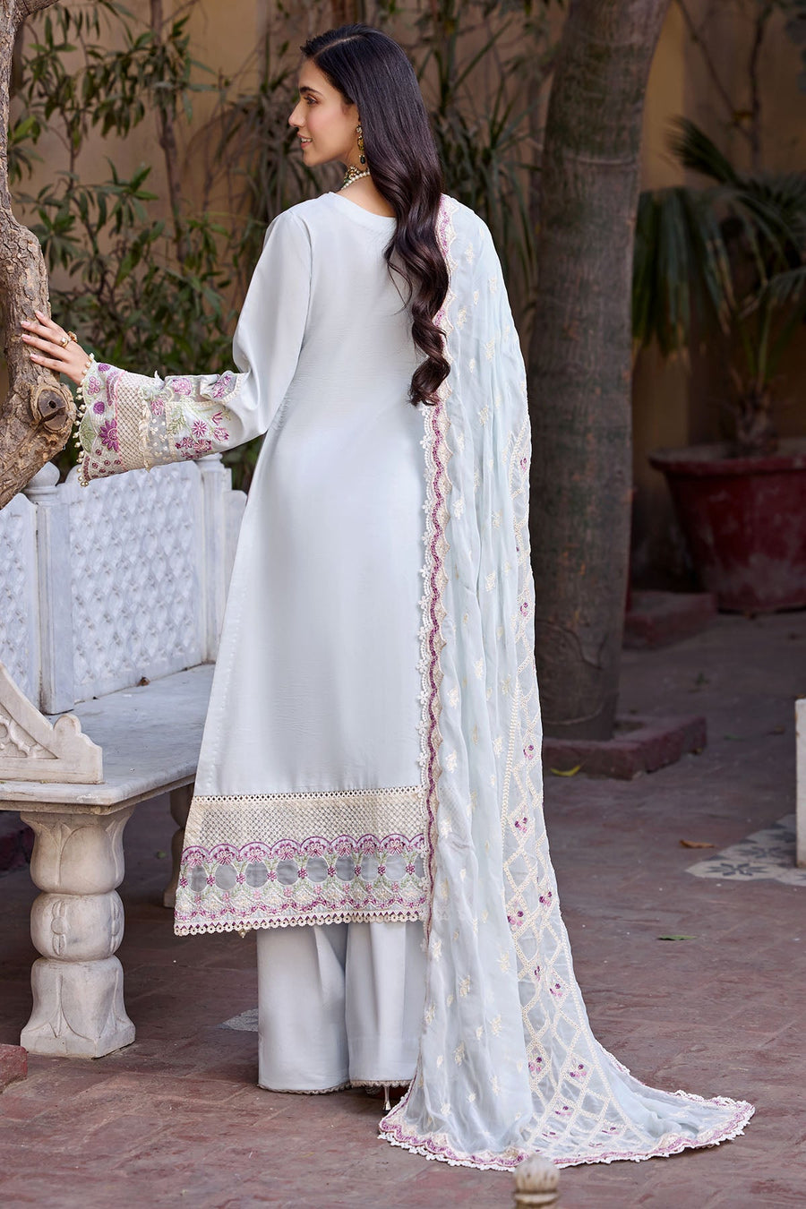 Motifz Nayaab Premium Embroidered Lawn Unstitched 3Pc Suit 4056-ZOOHA