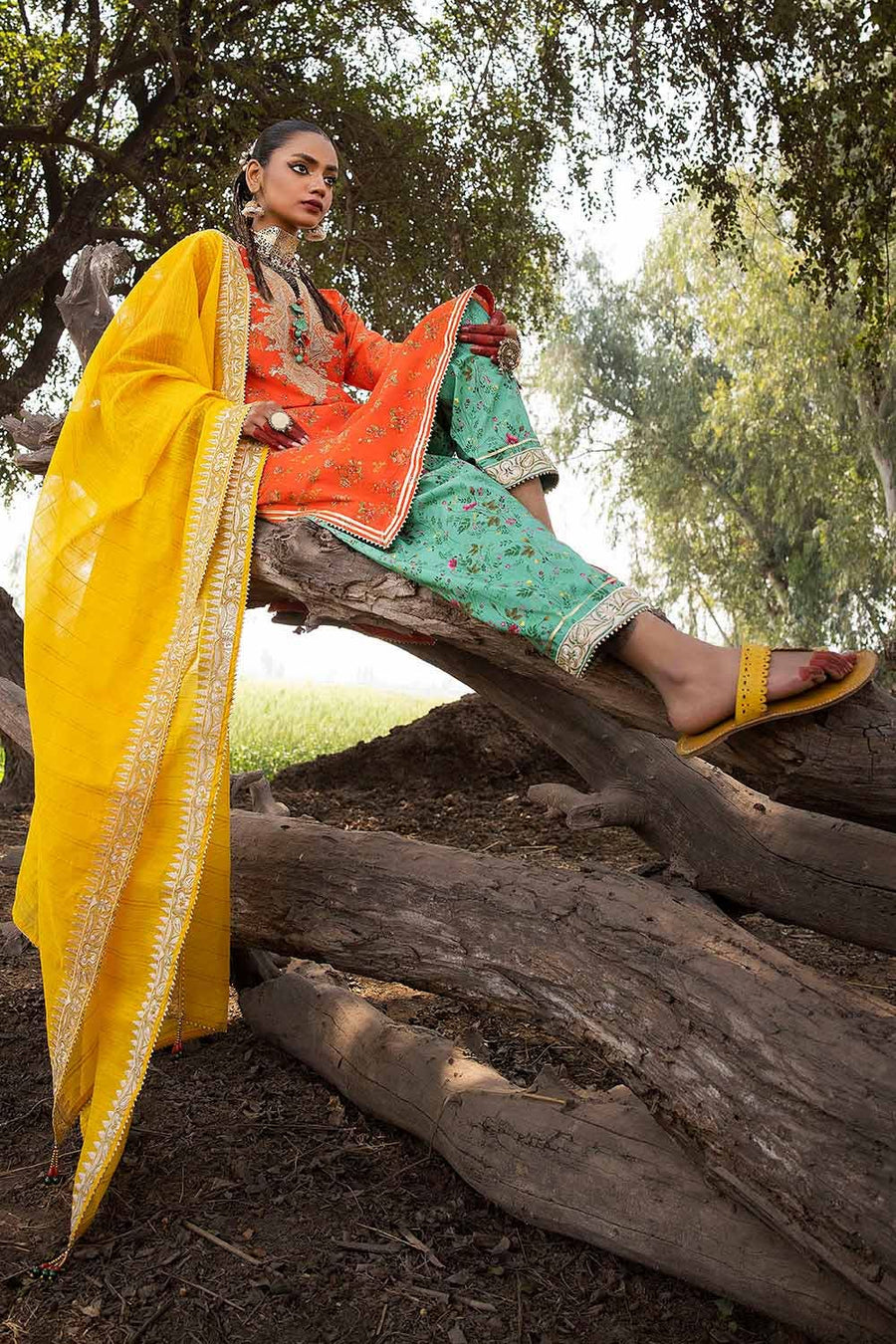 Gul Ahmed Festive Eid Embroidered Lawn Unstitched 3Pc Suit FE-32102
