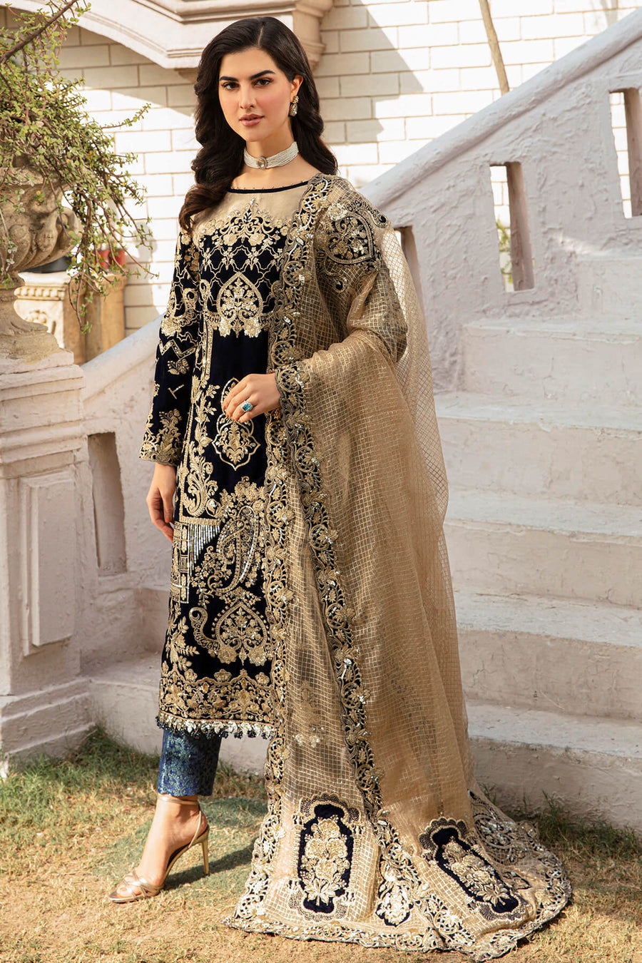 De Velour by Imrozia Premium Embroidered Velvet Suit I.V-09 Amour