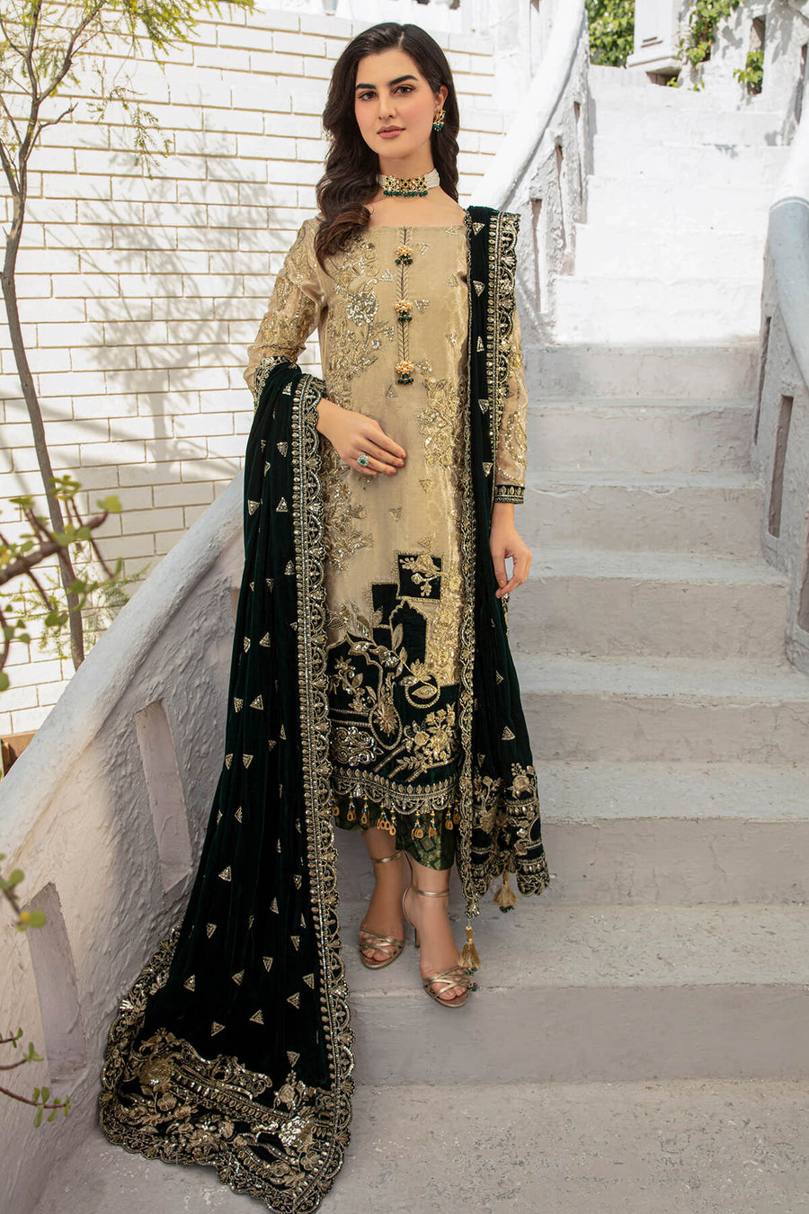 De Velour by Imrozia Premium Embroidered Velvet Suit I.V-10 Hoor