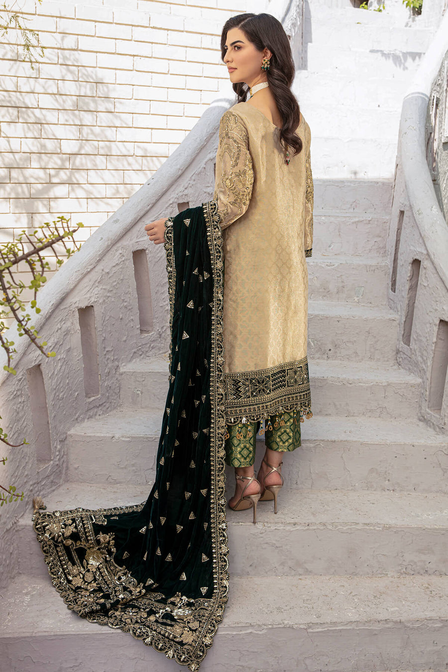 De Velour by Imrozia Premium Embroidered Velvet Suit I.V-10 Hoor