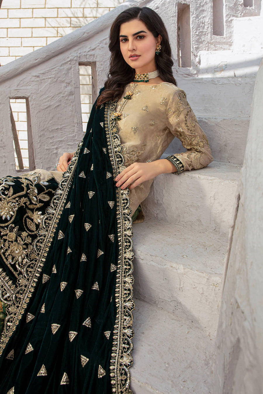 De Velour by Imrozia Premium Embroidered Velvet Suit I.V-10 Hoor