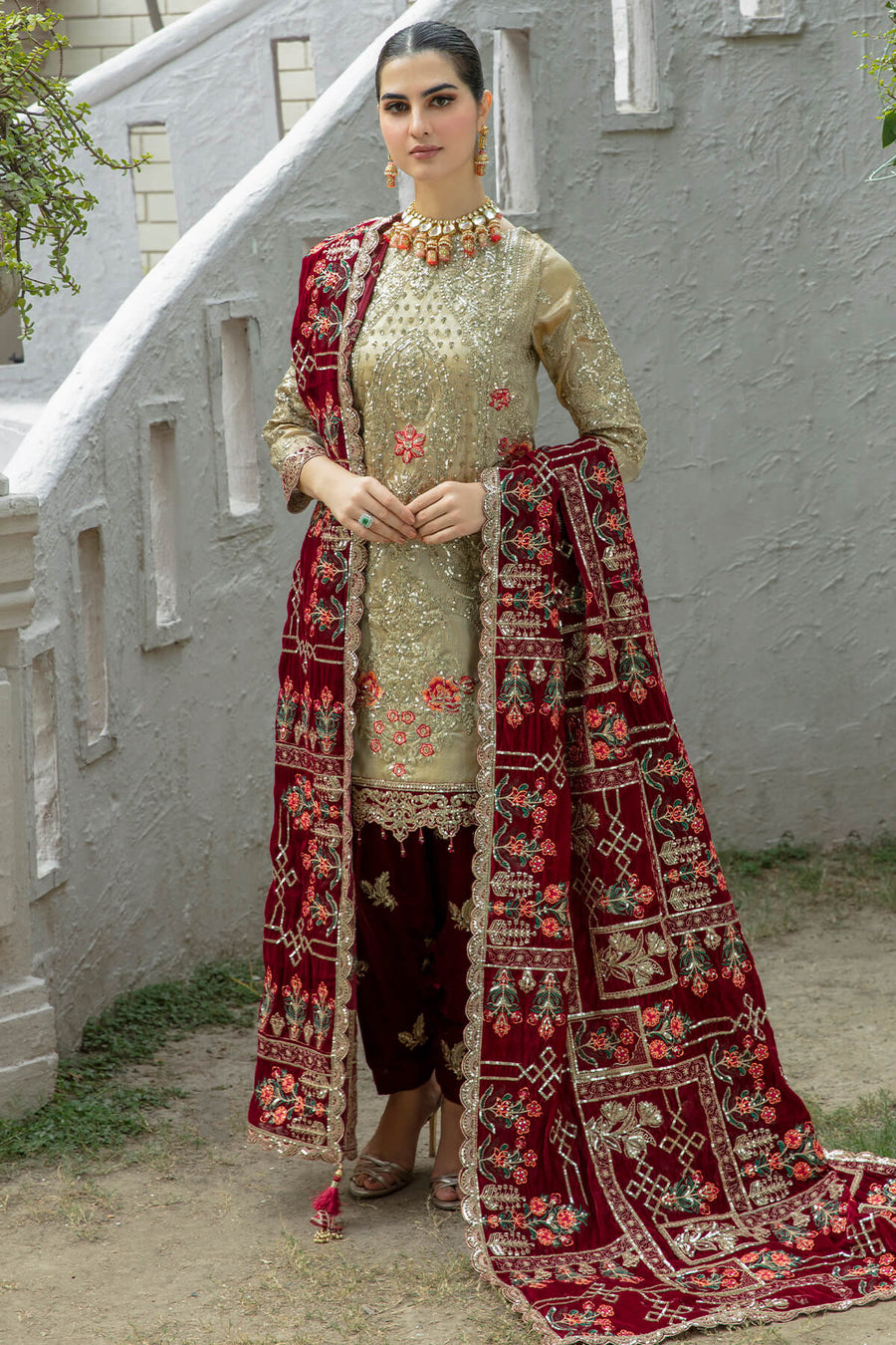 De Velour by Imrozia Premium Embroidered Velvet Suit I.V-15 Meer