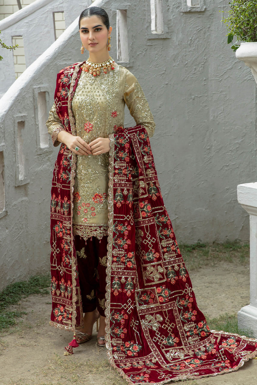 De Velour by Imrozia Premium Embroidered Velvet Suit I.V-15 Meer