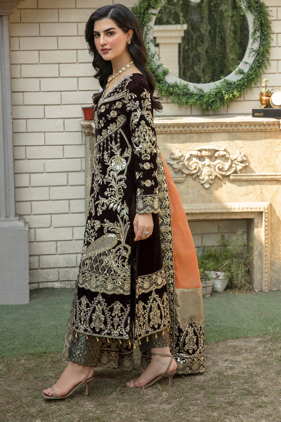 De Velour by Imrozia Premium Embroidered Velvet Suit I.V-16 Evelyn
