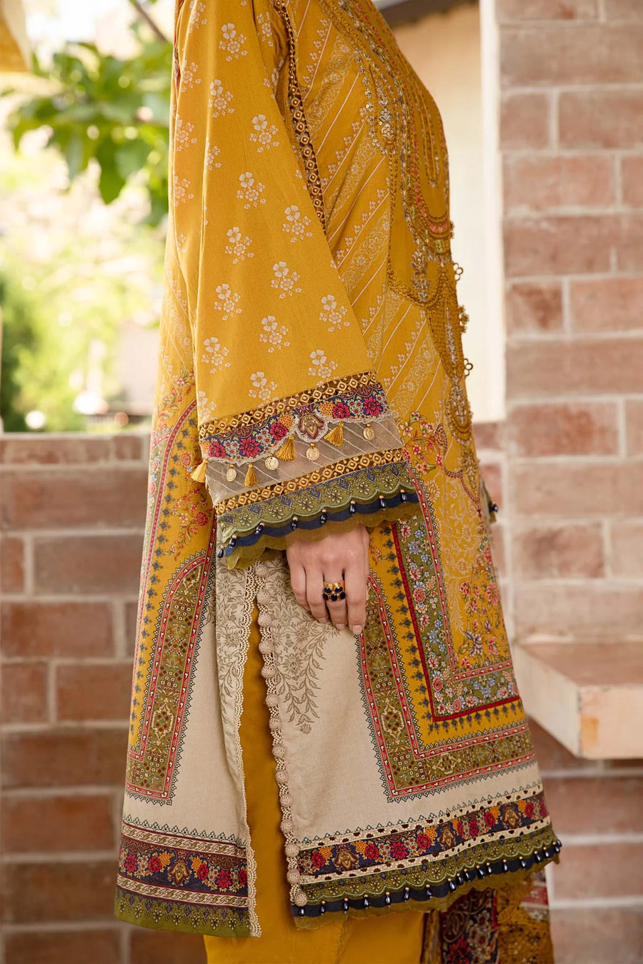 Maria.B M.Prints Lawn Unstitched Embroidered 3 Piece Suit MPT-1712-A