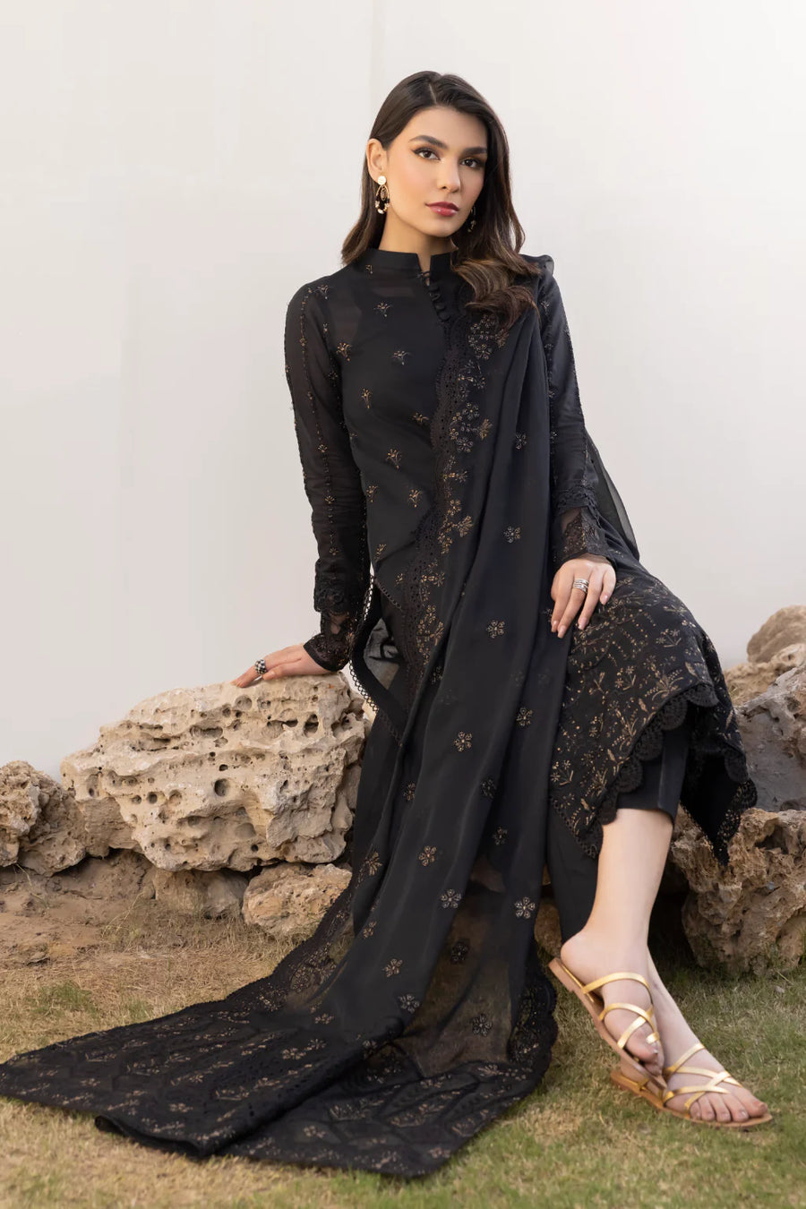 IZNIK Exclusive Embroidered Luxury Lawn Unstitched 3Pc Suit - EBONY BLACK